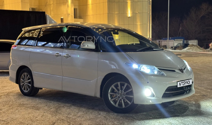 Toyota Estima 2011 года