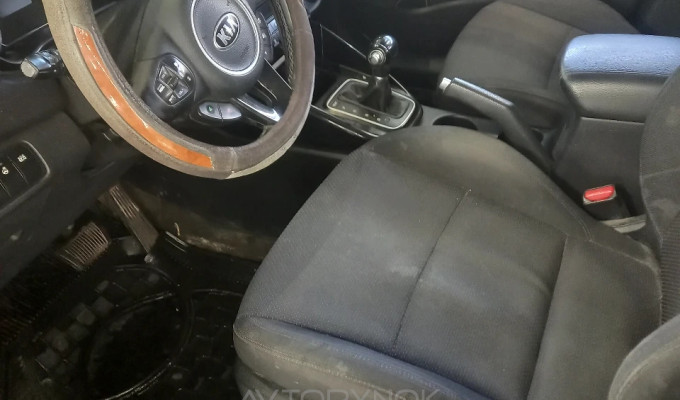 Kia Carens 2015 года