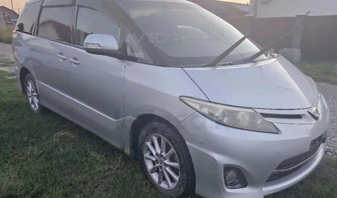 Toyota Estima 2009 года