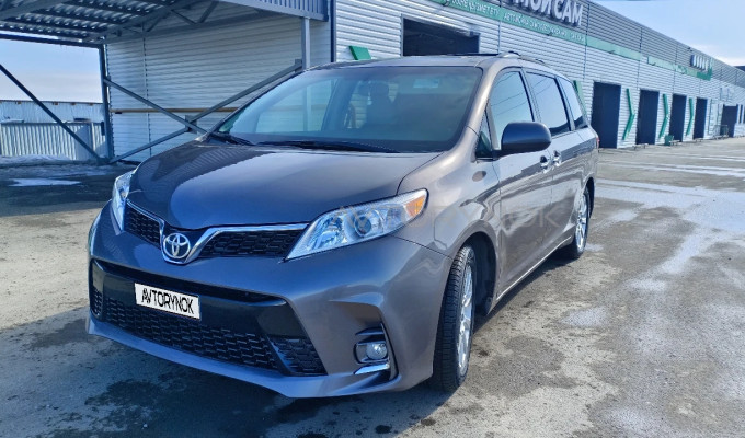 Toyota Sienna 2015 года