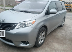Toyota Sienna 2013 года