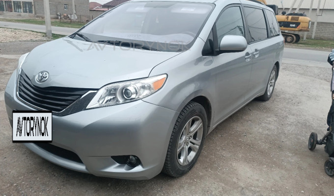 Toyota Sienna 2013 года