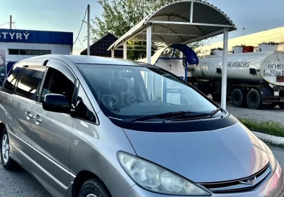 Toyota Estima 2003 года