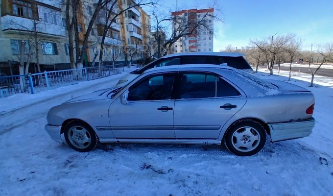 Mercedes-Benz E-Класс 1995 года