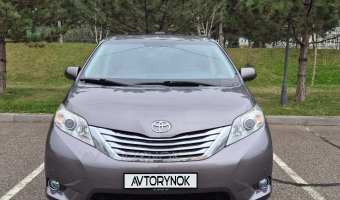 Toyota Sienna 2012 года