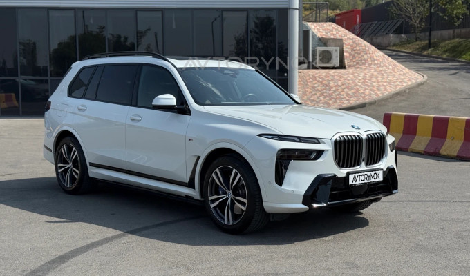 BMW X7 2024 года