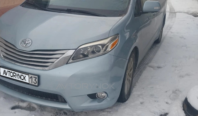 Toyota Sienna 2015 года