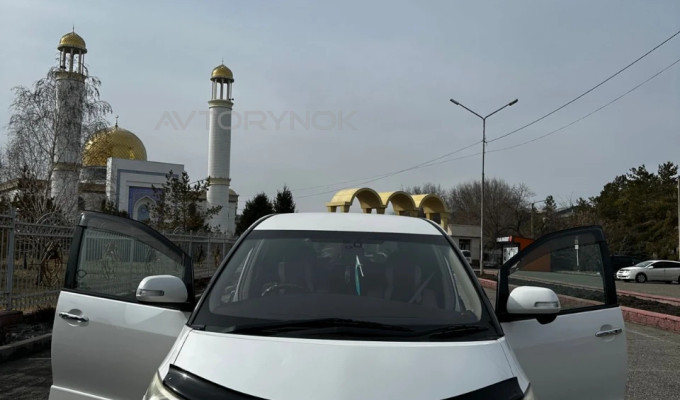 Toyota Estima 2010 года