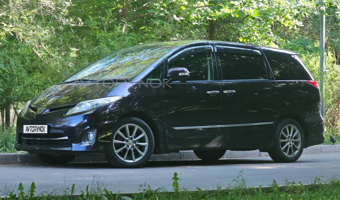 Toyota Estima 2012 года