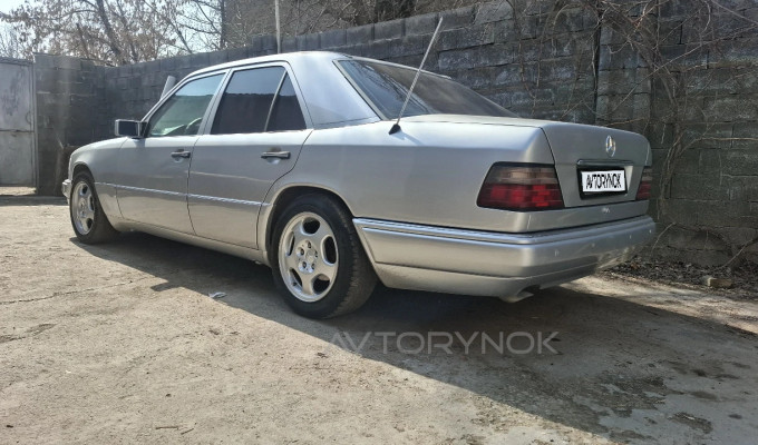 Mercedes-Benz E-Класс 1993 года