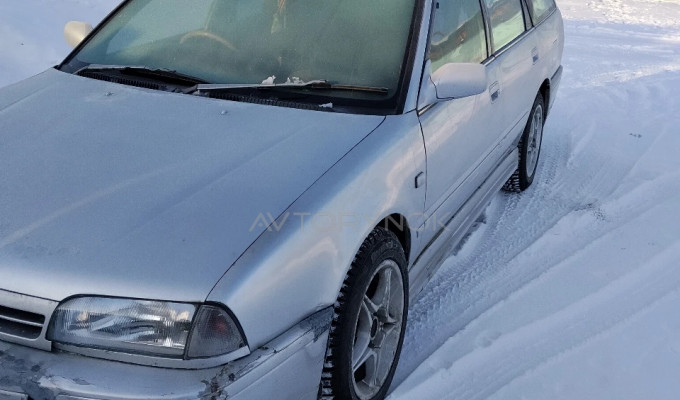 Nissan Avenir 1996 года