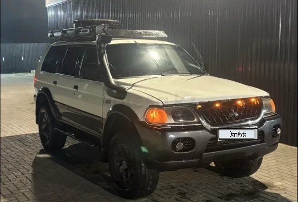 Mitsubishi Montero Sport 2000 года