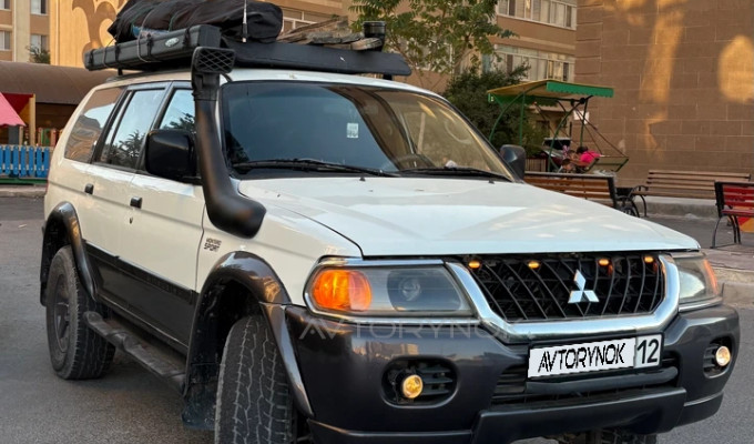 Mitsubishi Montero Sport 2000 года