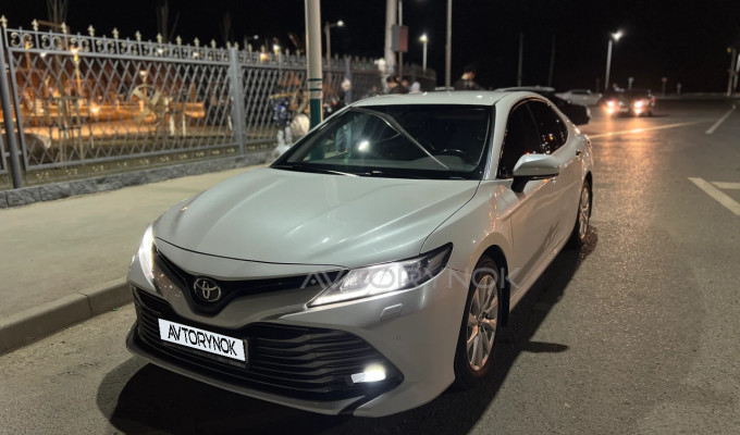 Toyota Camry 2020 года