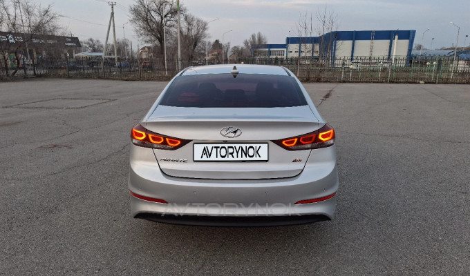 Hyundai Elantra 2018 года