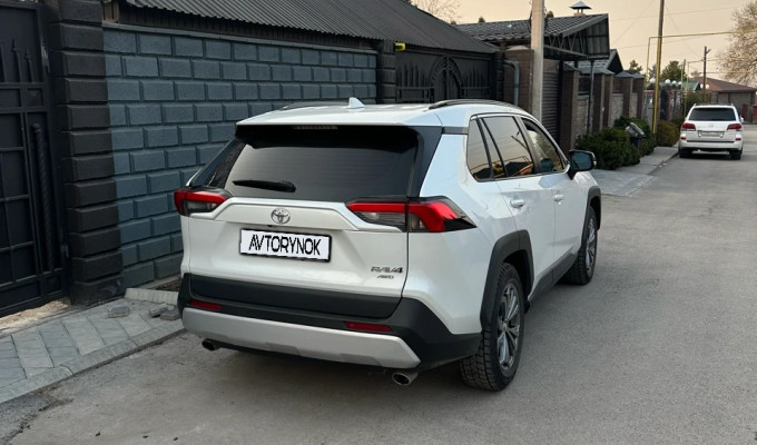 Toyota RAV4 2024 года