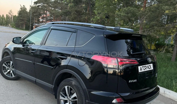 Toyota RAV4 2017 года