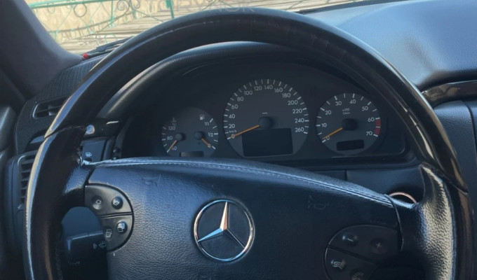 Mercedes-Benz E-Класс 2001 года