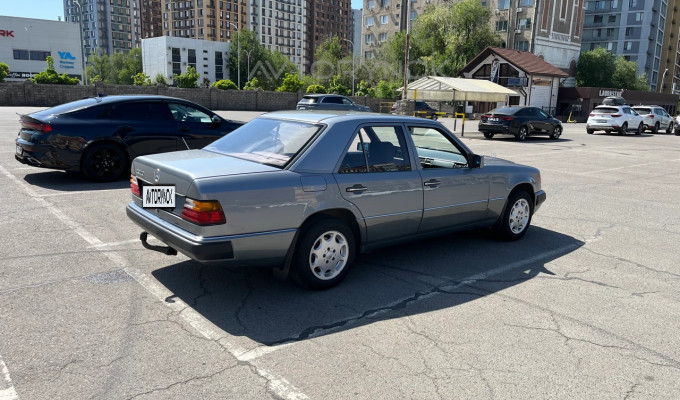 Mercedes-Benz E-Класс 1990 года