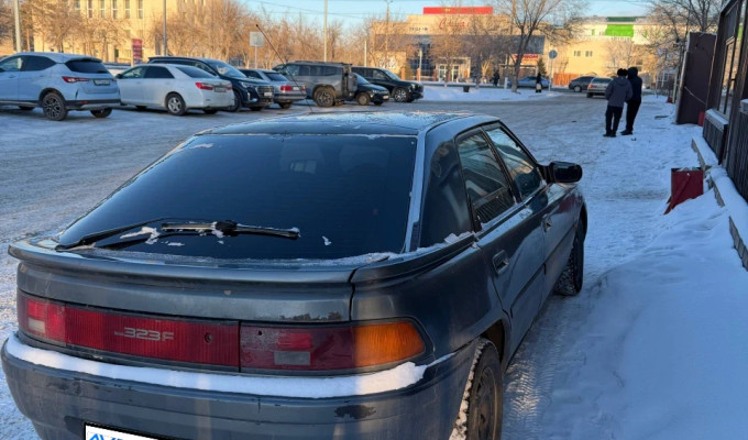 Mazda 323 1993 года