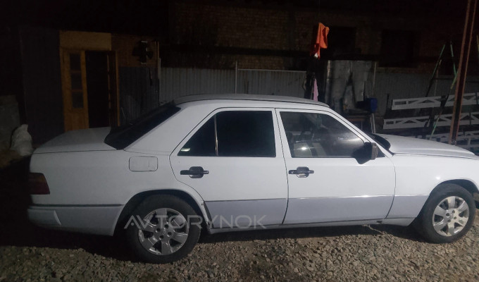 Mercedes-Benz E-Класс 1990 года
