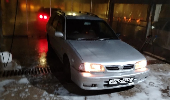 Nissan Avenir 1997 года
