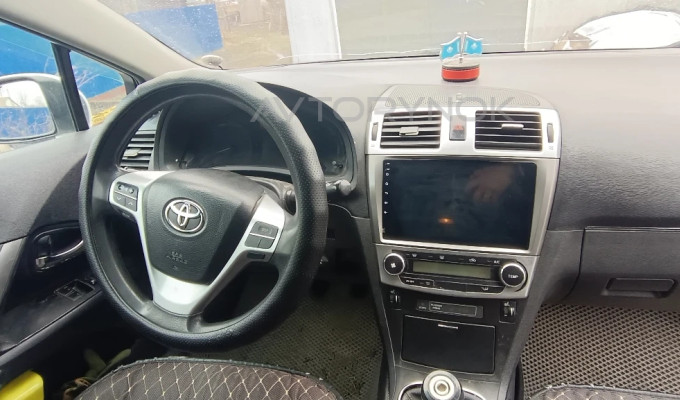 Toyota Avensis 2012 года