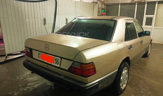 Mercedes-Benz E-Класс 1988 года