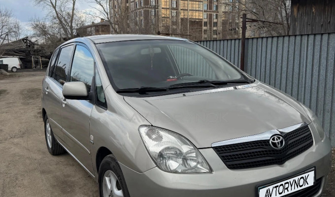 Toyota Corolla Verso 2002 года