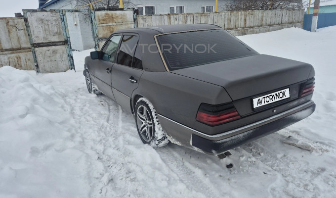 Mercedes-Benz E-Класс 1988 года