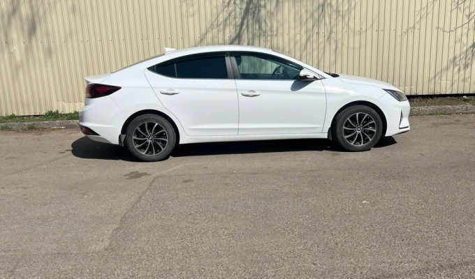 Hyundai Elantra 2019 года