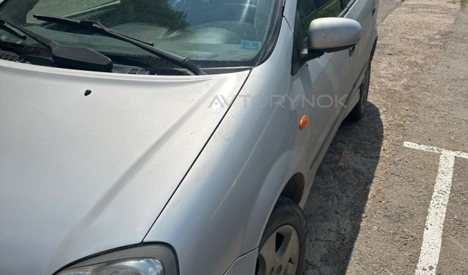Nissan Almera Tino 2002 года