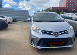 Toyota Sienna 2015 года