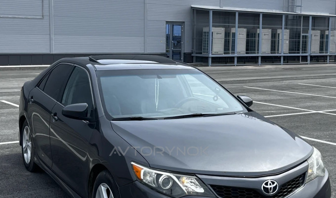 Toyota Camry 2013 года