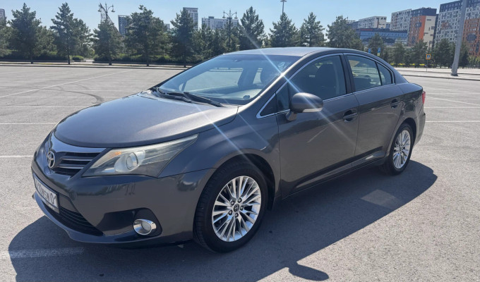 Toyota Avensis 2012 года