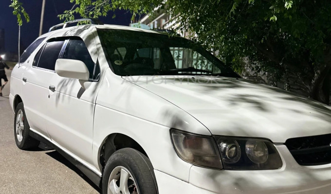 Nissan R'nessa 1998 года