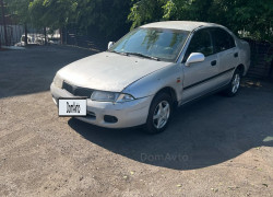 Mitsubishi Carisma 1998 года
