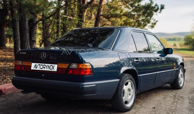 Mercedes-Benz E-Класс 1988 года