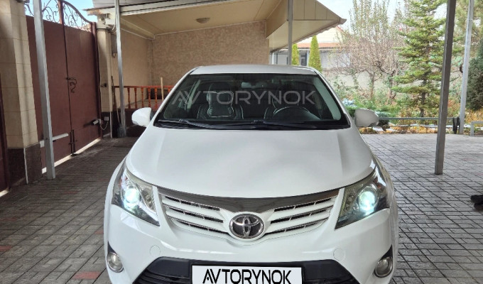 Toyota Avensis 2013 года