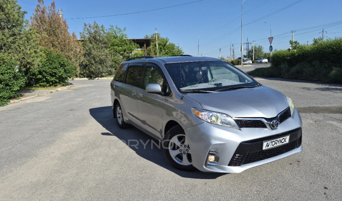 Toyota Sienna 2012 года