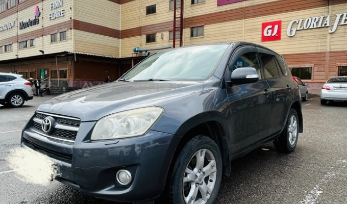 Toyota RAV4 2010 года
