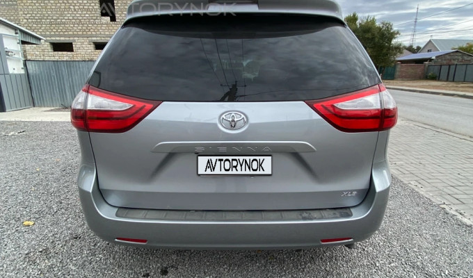 Toyota Sienna 2016 года