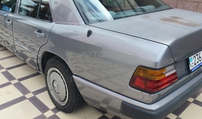 Mercedes-Benz E-Класс 1989 года