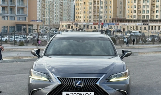 Lexus ES 2019 года
