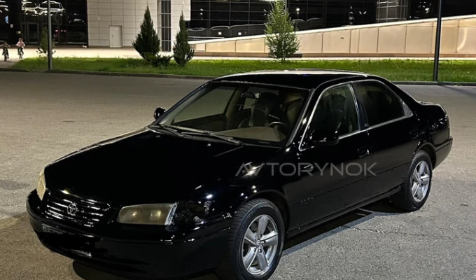 Toyota Camry 2000 года
