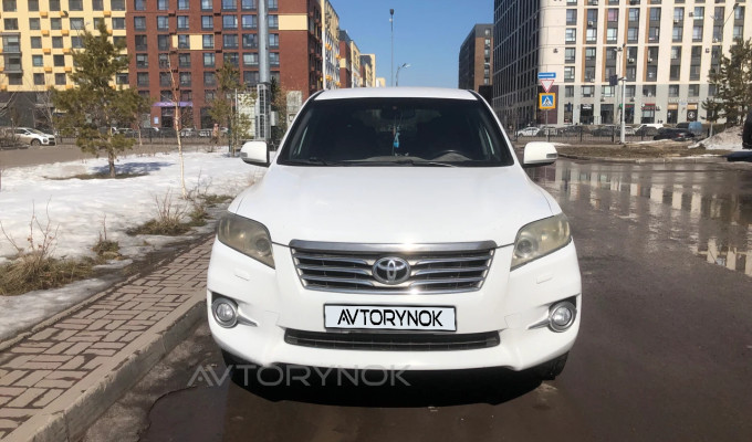 Toyota RAV4 2010 года