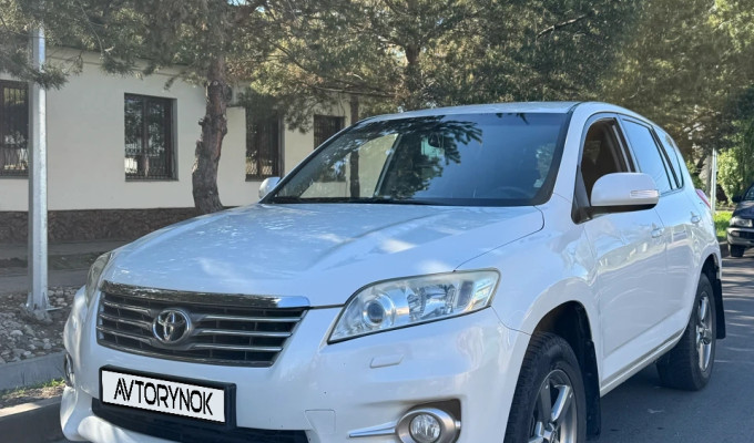 Toyota RAV4 2012 года