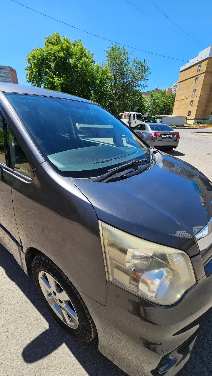 Toyota Noah, 2012