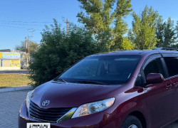 Toyota Sienna 2016 года