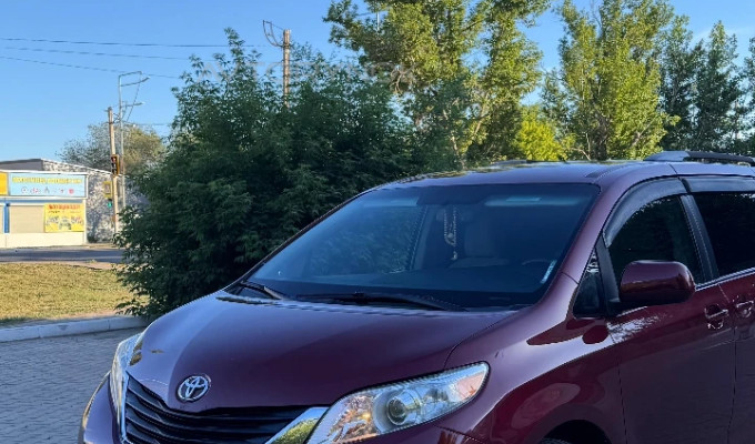 Toyota Sienna 2016 года